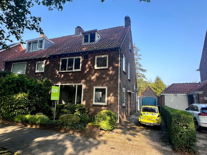 Twee onder een kap woning met garage te koop in Heemstede via UP makelaars Heemstede